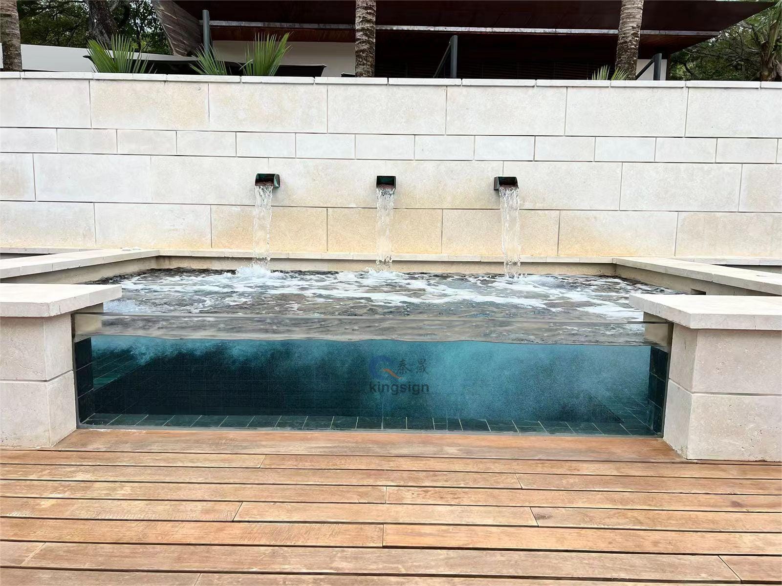 เหตุใดจึงใช้แผ่นอะคริลิคแทนกระจกเป็นหน้าต่างสระว่ายน้ำ?